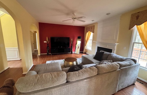 Holly Glen House | Cozy Haven in pleasant Holly Springs with jacuzzi, fireplace & outdoor firepit