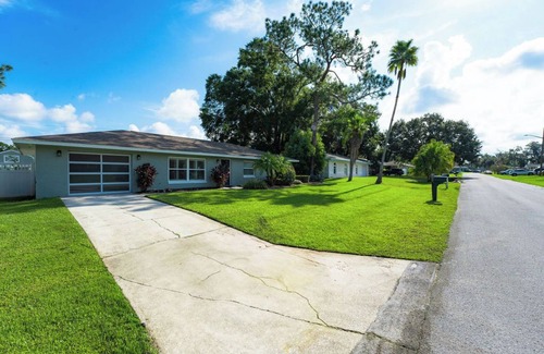 Lakeland House | Cozy Haven Retreat in Prime Location