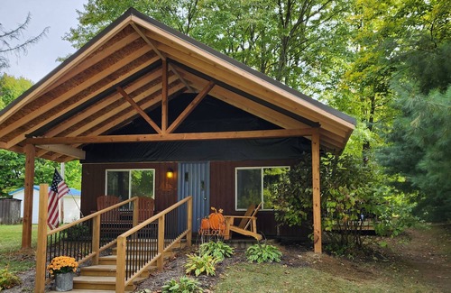 Westford Cabin | Cozy (heated/AC) clean cabin near Ohio side Pymatuning Lake