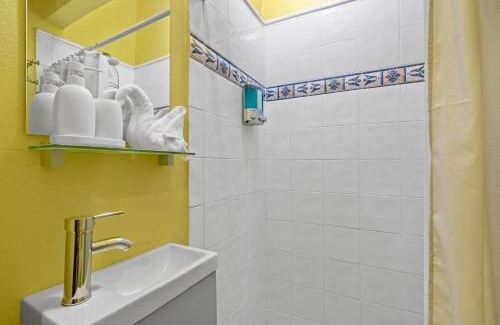 Sagrado Corazon Apartment | Cozy High-Ceiling Urban Studio MM2