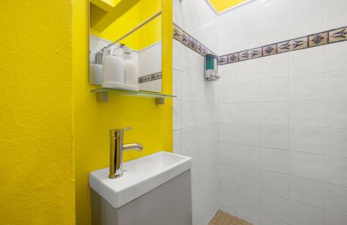 Sagrado Corazon Apartment | Cozy High-Ceiling Urban Studio MM2