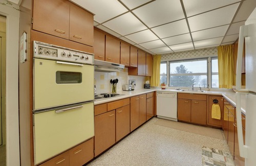 Hillsdale House | Cozy Hillsdale Home ~ 1 Mi to Baw Beese Lake!