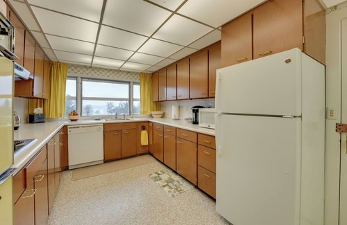 Hillsdale House | Cozy Hillsdale Home ~ 1 Mi to Baw Beese Lake!