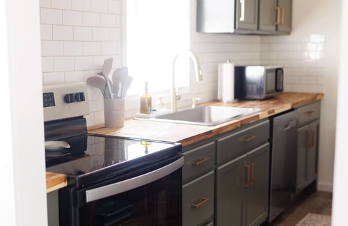 Dothan House | Cozy Historic District Cottage