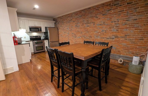 Lexington Apartment | Cozy Historic Downtown Lexington Apartment