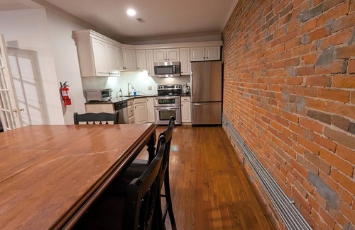 Lexington Apartment | Cozy Historic Downtown Lexington Apartment