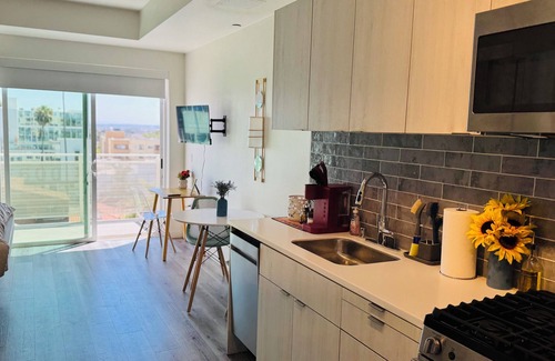 Hollywood Apartment | Cozy Hollywood Studio Retreat l Free Parking l Pool l Wi-Fi