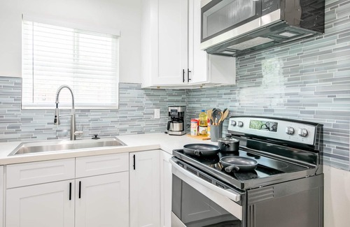 Alhambra House | Cozy home 2bed near DTLA w/Parking