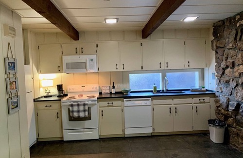 Eden Isle House | Cozy home across from Red Apple Inn and 20 minutes from Little Red River!
