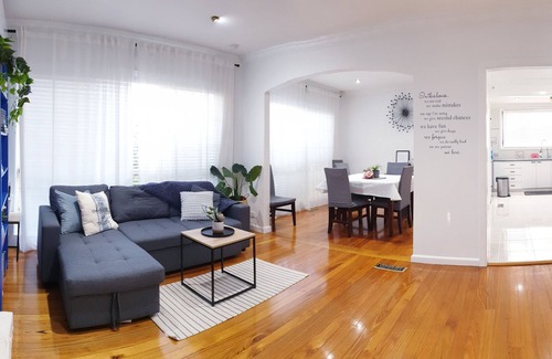 Ringwood House | Cozy Home Central Ringwood FREEWifi, Netflix, Clothes Dryer & Parking.