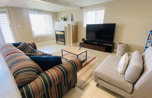Vernon House | Cozy Home Getaway ★Kitchen ★Laundry ★Fireplace @ Middleton Mountain