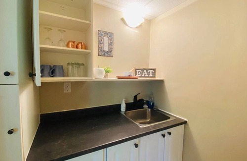 Vernon House | Cozy Home Getaway ★Kitchen ★Laundry ★Fireplace @ Middleton Mountain
