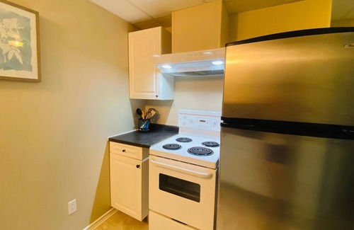 Vernon House | Cozy Home Getaway ★Kitchen ★Laundry ★Fireplace @ Middleton Mountain