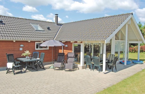 Bog By House | Cozy home in Bogø By with WiFi