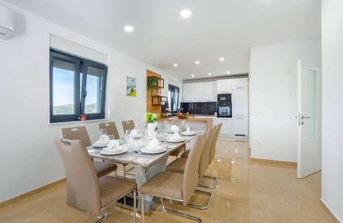 Trilj House | Cozy home in Caporice with WiFi