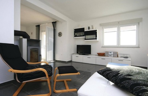 Drinovci House | Cozy home in Drinovci with kitchen