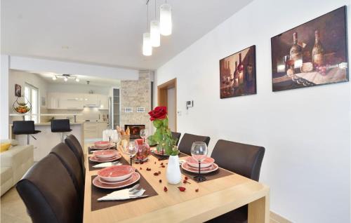 Dugopolje House | Cozy Home In Dugopolje With Jacuzzi
