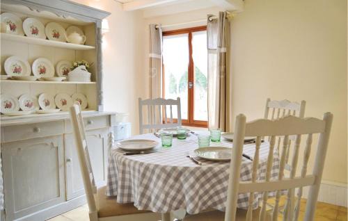 Grigny House | Cozy Home In Grigny With Kitchen