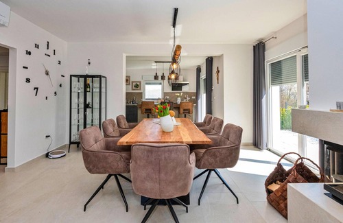 Trilj House | Cozy home in Kosute with sauna