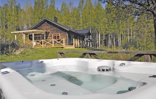 Rullan House | Cozy Home In Långserud With Jacuzzi