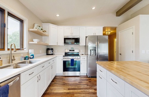Nekoosa House | Cozy Home in Lake Arrowhead w/shared amenities such as pools, tennis, & golf
