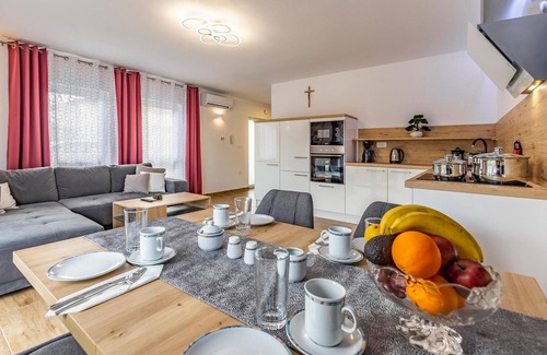 Pomer House | Cozy home in Medulin with kitchen