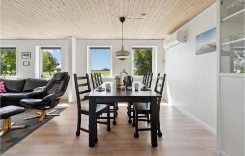Tønder Municipality House | Cozy Home In Skærbæk With Kitchen