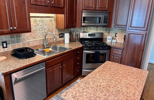 Umstead House | Cozy home near RDU, RTP, Angus Barn & downtown! Pet Friendly! Level-2 EV Charger
