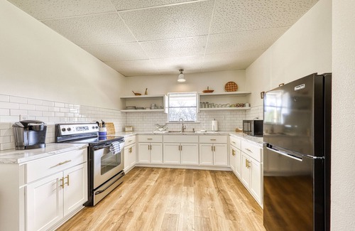 Liberty Hill House | Cozy home near river access with firepit & playground