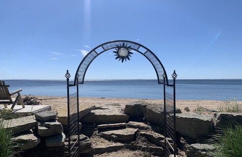Little Suamico House | Cozy home on the bay with sand beach and beautiful sunrises!🌅