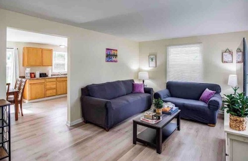 West Henrietta House | ~Cozy Home~ Steps to RIT by UofR/Airport/DWTN w/AC