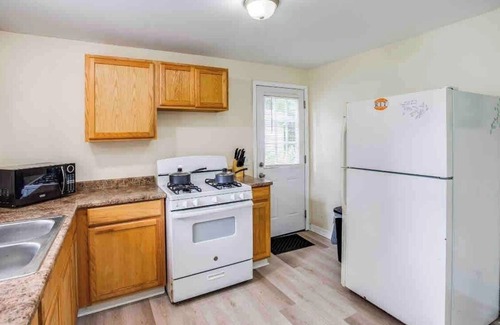West Henrietta House | ~Cozy Home~ Steps to RIT by UofR/Airport/DWTN w/AC