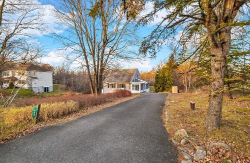 Long Pond House | Cozy Home w Sauna Hot tub Indoor Pool