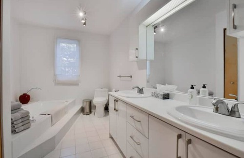 L'Ancienne-Lorette House | Cozy home with hot tub near airport