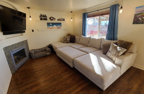 Frederick House | Cozy Home with mountain views, large deck and hot tub