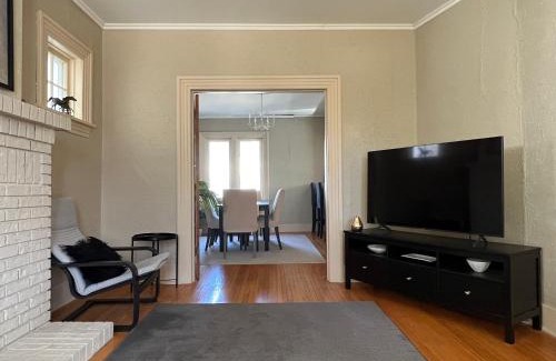 Tuxedo House | Cozy homestay in the master bedroom of a River Heights home