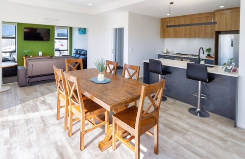 Hornby House | Cozy Hornby Bungalow with Garage