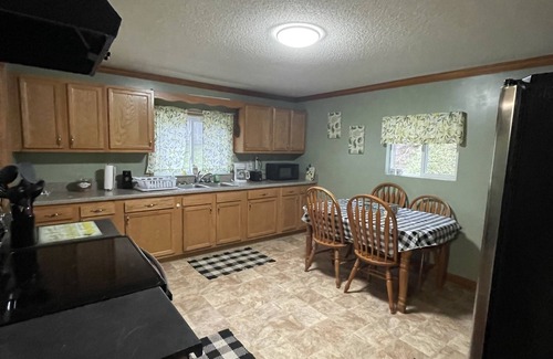 Henlawson House | Cozy house, 2 bed, 1 bath, full kitchen, close to Bearwallow