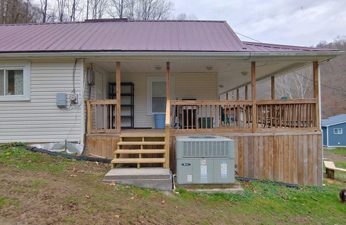 Henlawson House | Cozy house, 2 bed, 1 bath, full kitchen, close to Bearwallow