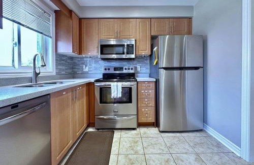 Barrie House | Cozy house at south end Barrie