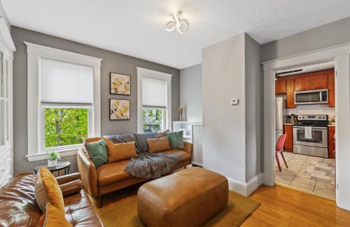 South Side Apartment | Cozy house close to Brandeis, Bentley, Moody St
