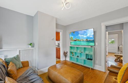 South Side Apartment | Cozy house close to Brandeis, Bentley, Moody St