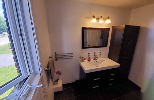Saint Constant House | Cozy House in St-Constant-3 bedrooms-25min dowtown