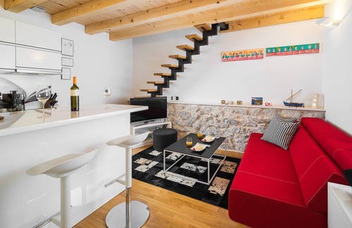 Dugopolje House | Cozy House Mia, with heated Pool, Jacuzzi In Pool And BBQ.