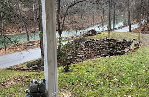 Haysi House | COZY HOUSE ON THE RUSSELL FORK RIVER AND CLOSE TO TOWN