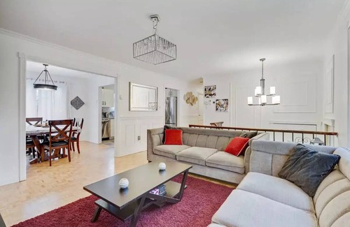 Saint-Hubert House | cozy house parking private Montrealnn