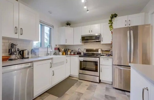 Saint-Hubert House | cozy house parking private Montrealnn