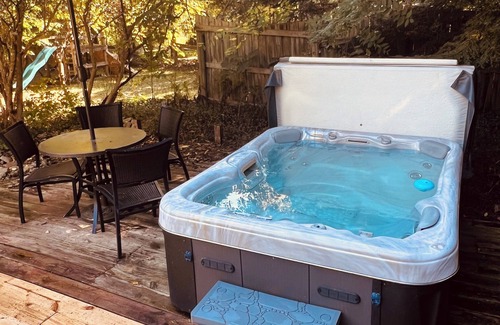 Macedon House | Cozy House with Hot Tub