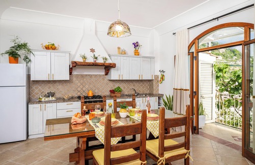 Montepertuso Apartment | Cozy house with sea view, terrace and private parking