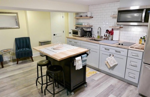 Southeast Apartment | Cozy Industrial Bijou Studio with parking